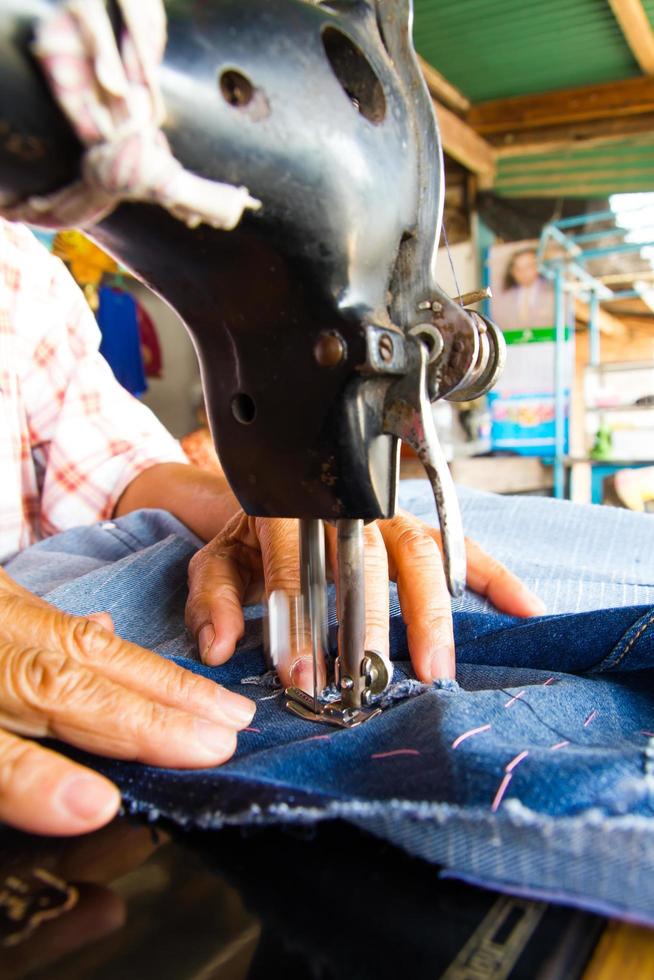 Jeans-Nähmaschine foto