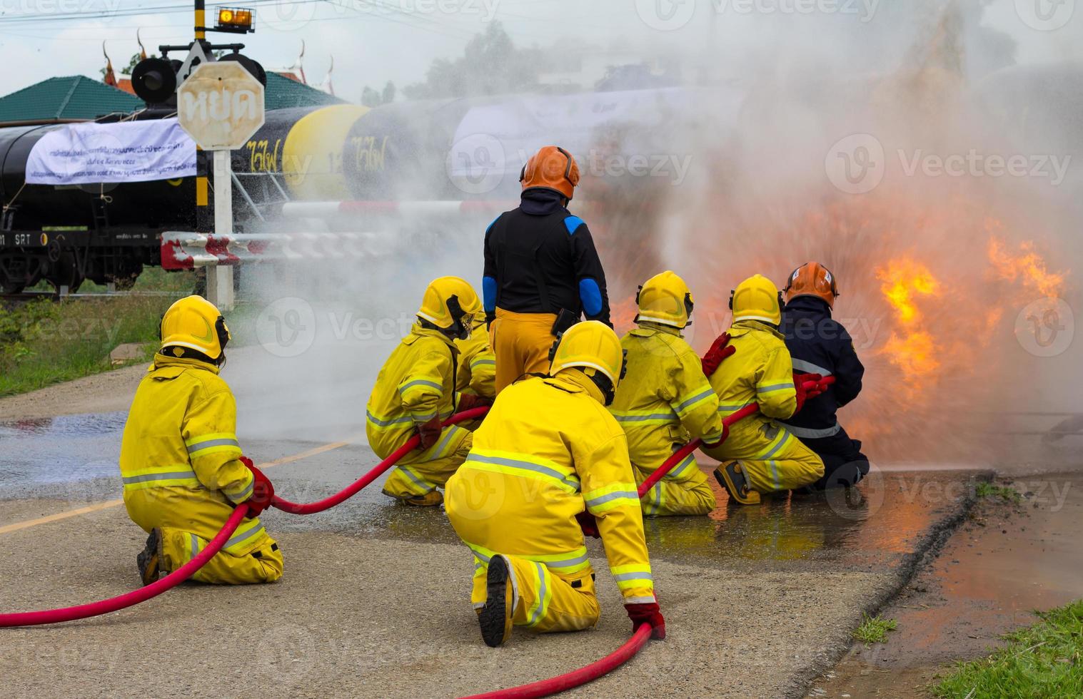 Feuerwehrleute löschen Ölzug. foto