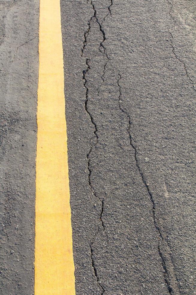 asphalt gebrochene gelbe linie foto