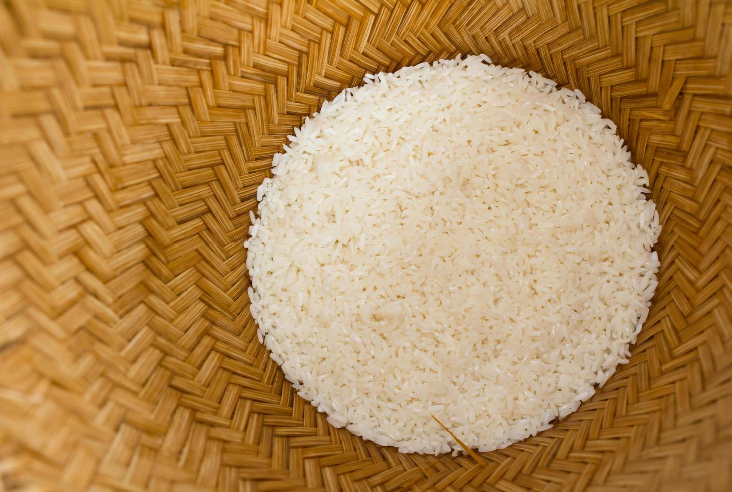 roher Reis in einem Bambuskorb. foto