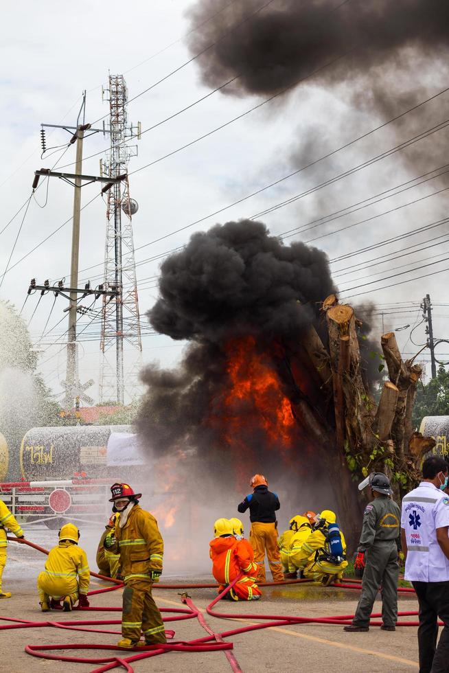 Feuerwehrmann mit Rauch. foto