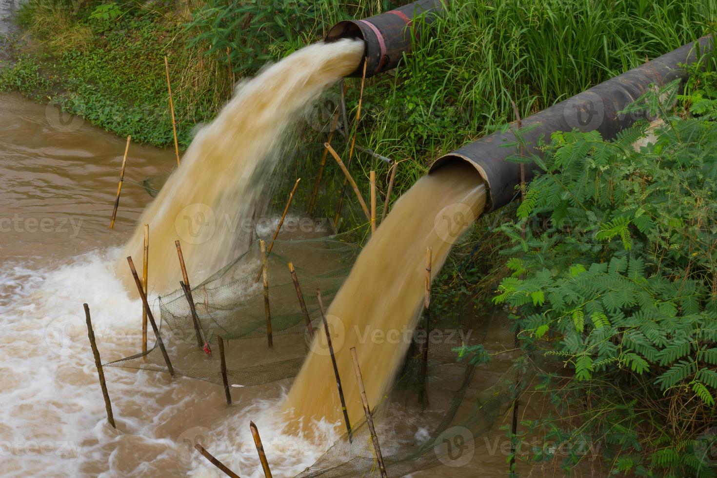 Wasserflussunschärfe Abwasserkanal. foto