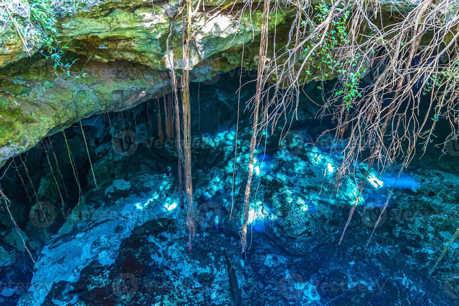 blau türkis wasser kalkstein höhle doline cenote tajma ha mexiko. foto