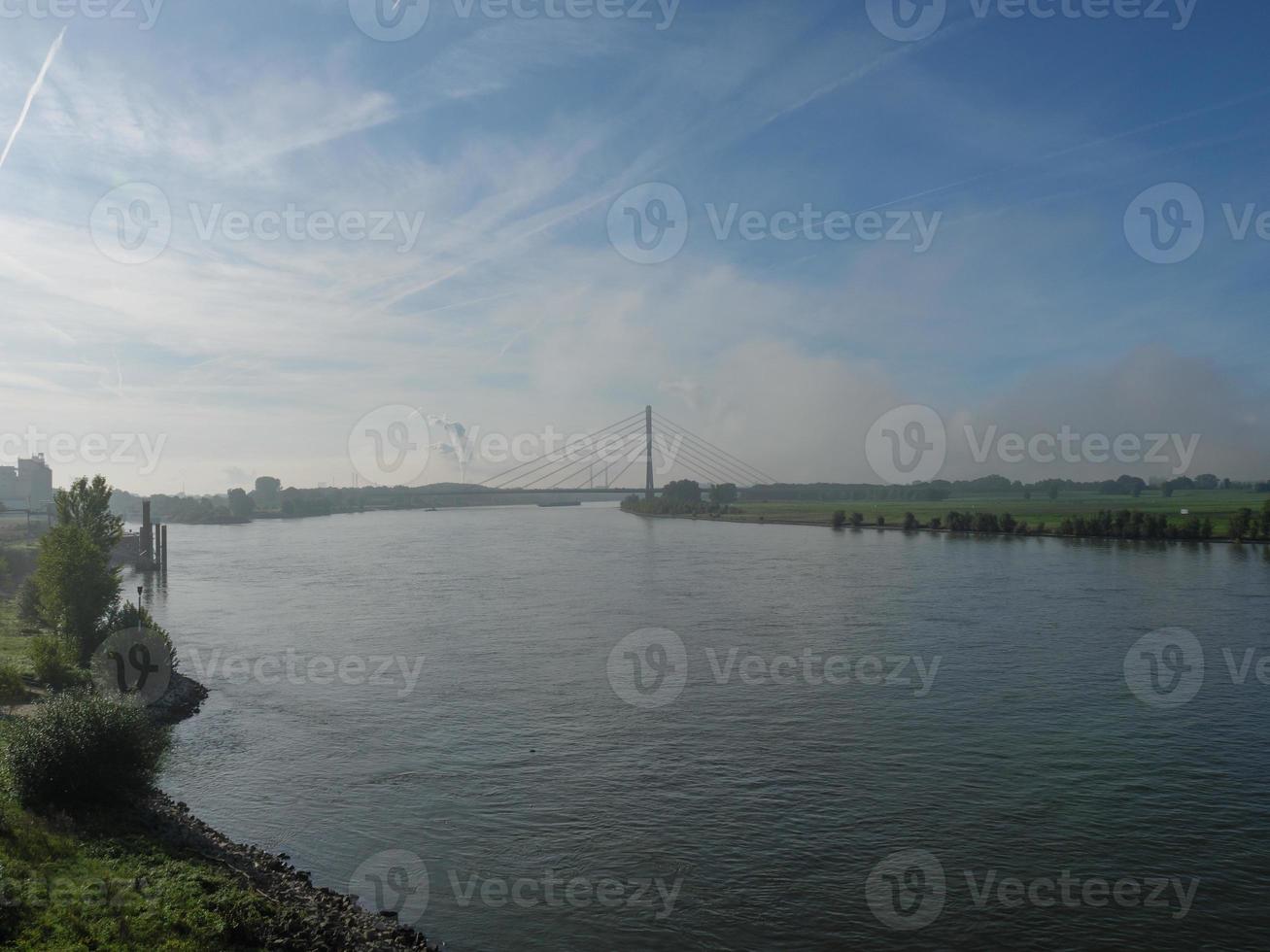 morgens der rhein bei wesel foto