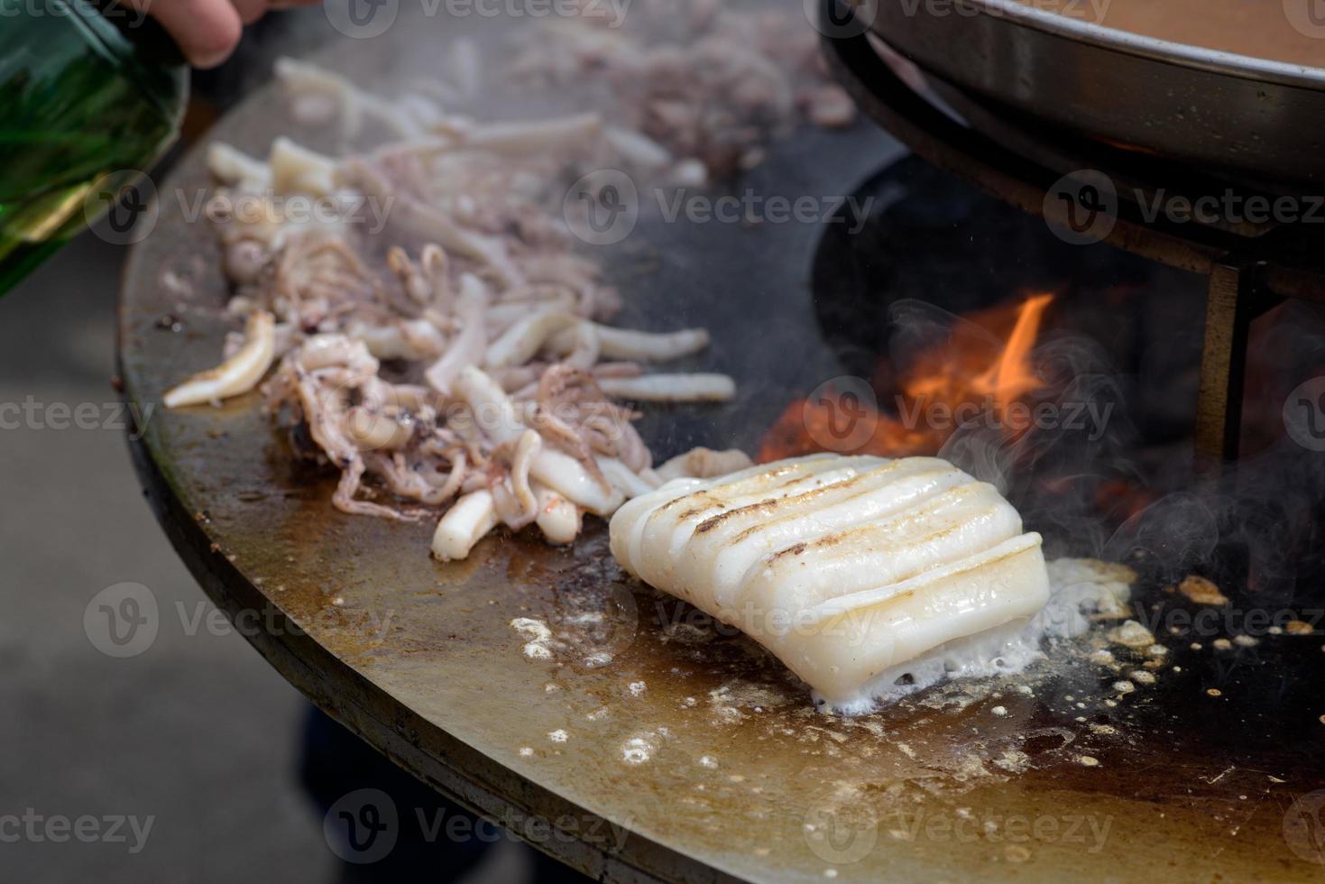 Garnelen kochen, Garnelenspieße auf dem Grill beim Street Food Festival - Nahaufnahme foto