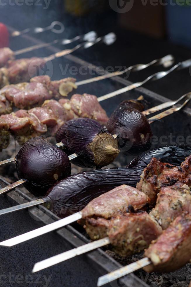 gegrillte Fleischspieße auf den Kohlen, mit Rauch. Straßenessen. foto