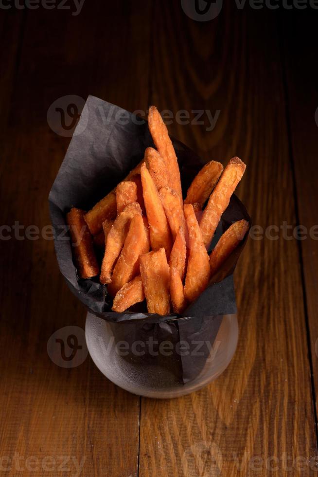 hausgemachte Orangen-Süßkartoffel-Pommes foto