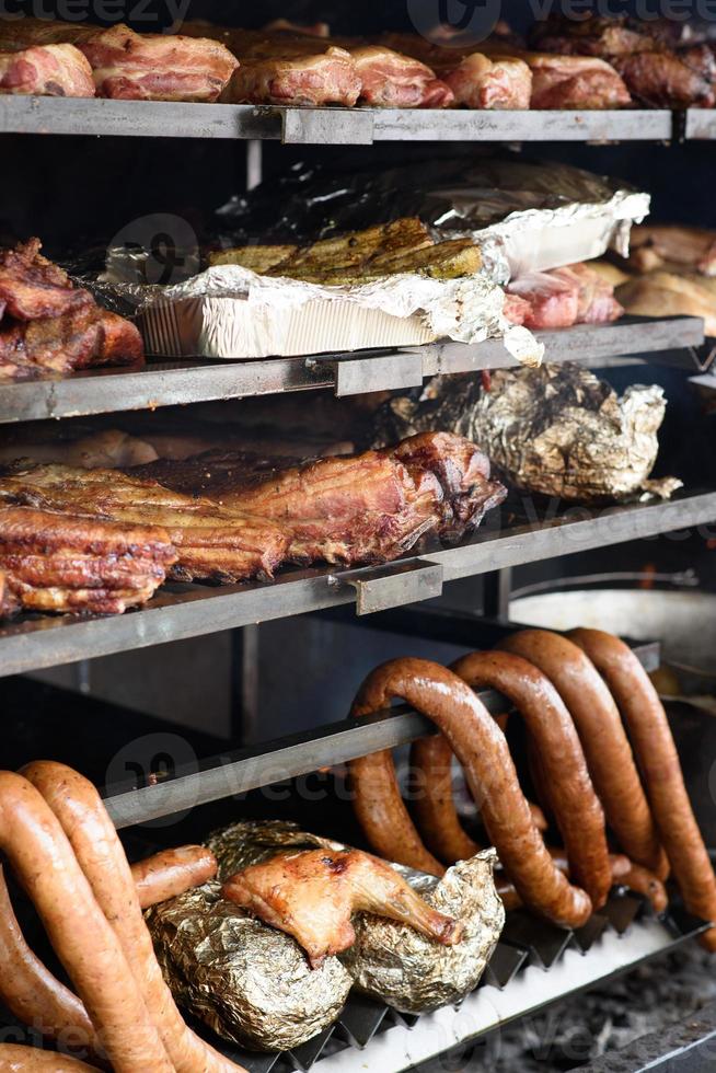 gegrillte Fleischspieße auf den Kohlen, mit Rauch. Straßenessen. foto