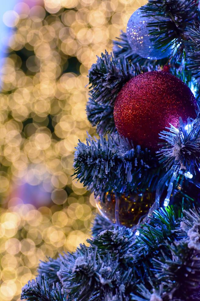 der weihnachtsball mit bokeh hellem hintergrund foto