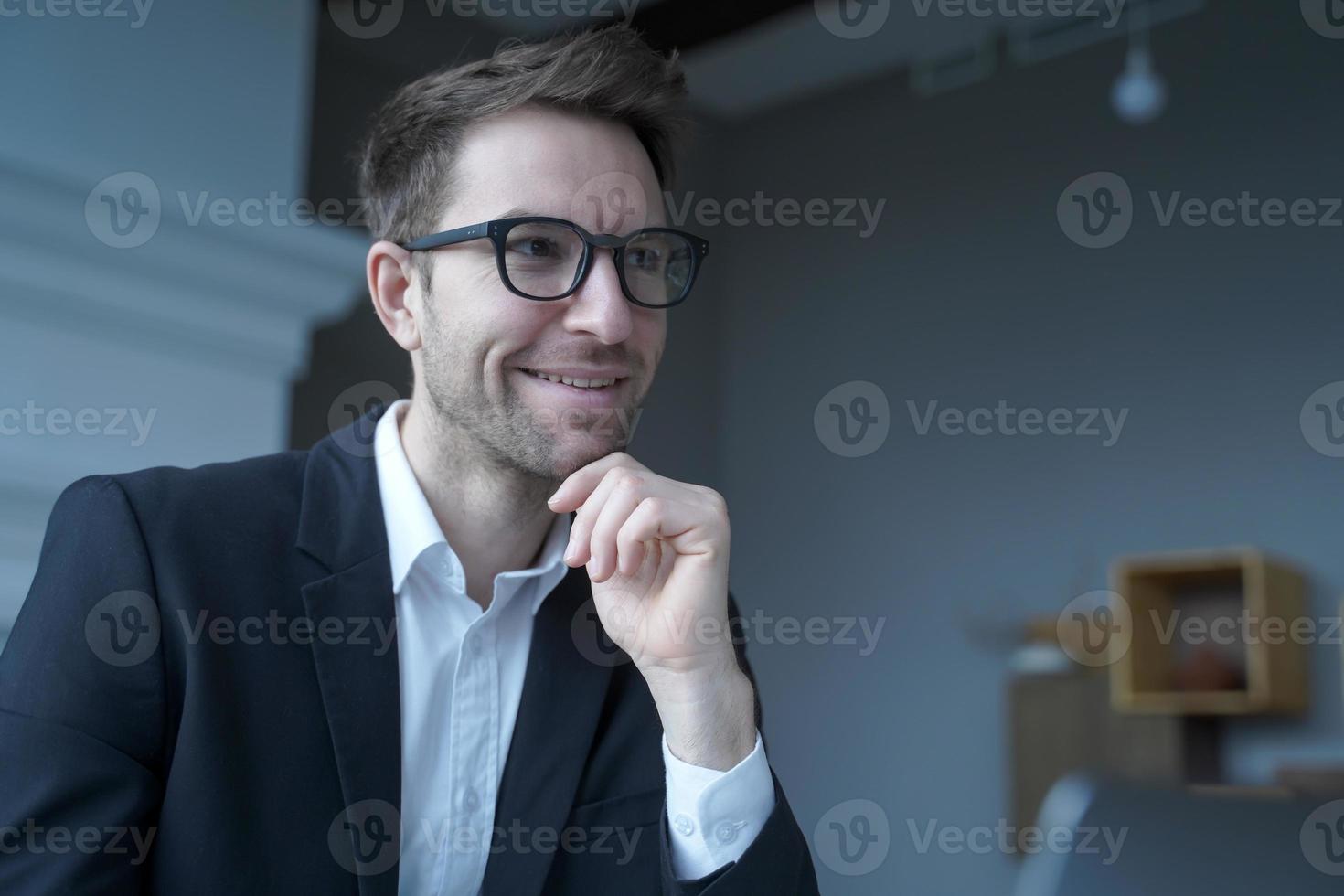 Schöner positiver österreichischer Geschäftsmann mit Brille, der von zu Hause aus arbeitet foto
