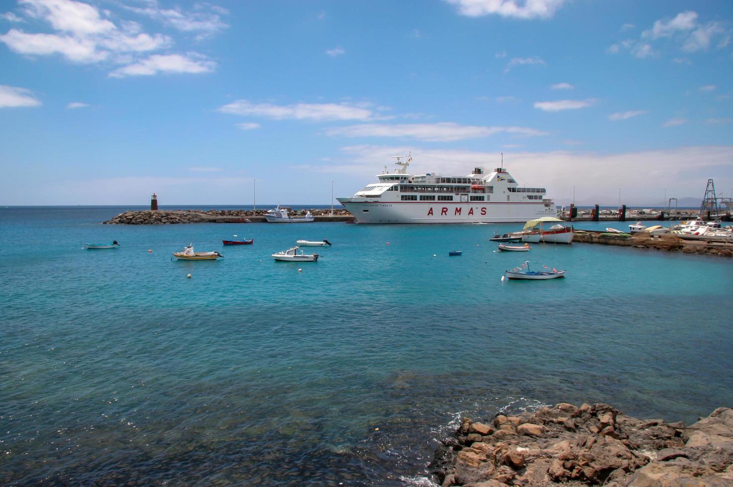 puerto del carmen, lanzarote, spanien, 2005. volcan de tindaya im hafen foto