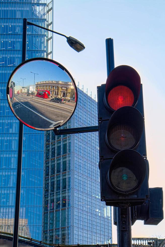 London, Großbritannien, 2017. Rote Ampel und Spiegel foto