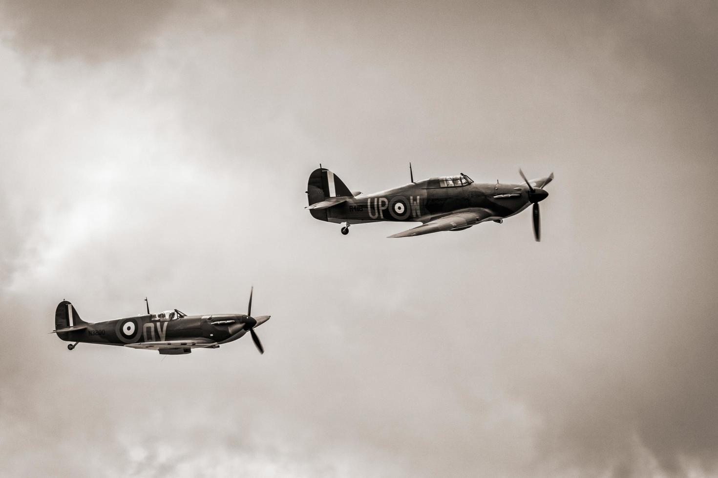 shoreham by sea, west sussex, uk, 2014. hawker hurricane i r4118 und spitfire mk ixt pv202 qv foto