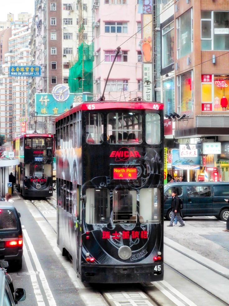 Hongkong, China, 2012. Blick auf eine altmodische Straßenbahn foto