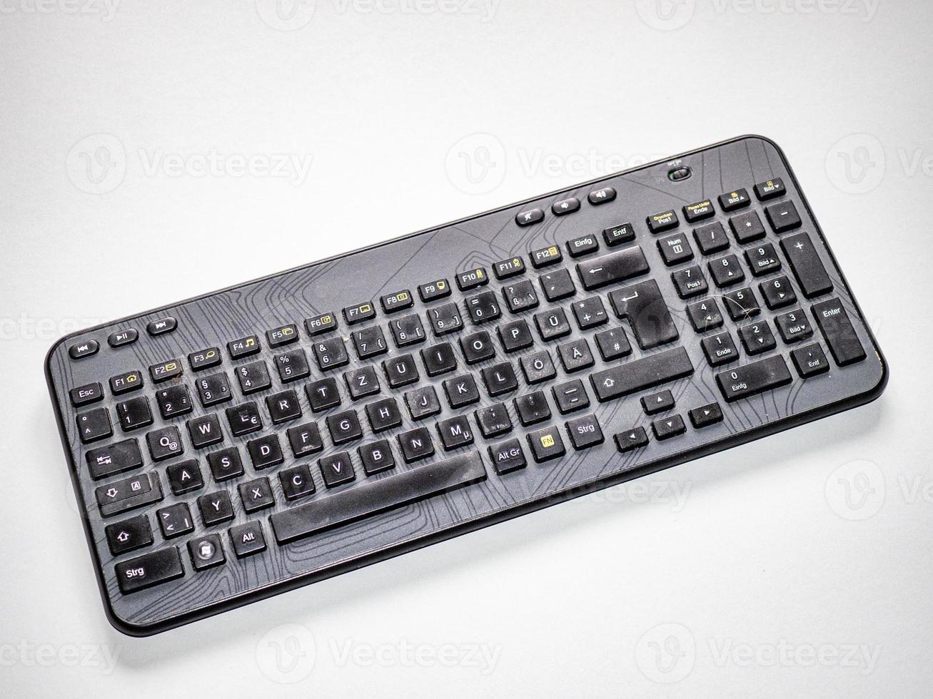 Hochwinkelaufnahme einer schwarzen Tastatur mit abstrakten Linien, die auf einem weißen Hintergrund isoliert sind foto