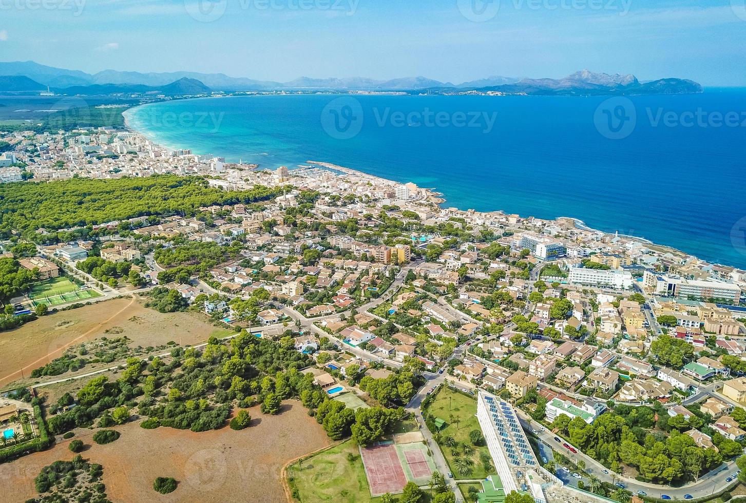 stadtbild und stranddrohne landschaftspanorama kann picafort mallorca spanien. foto