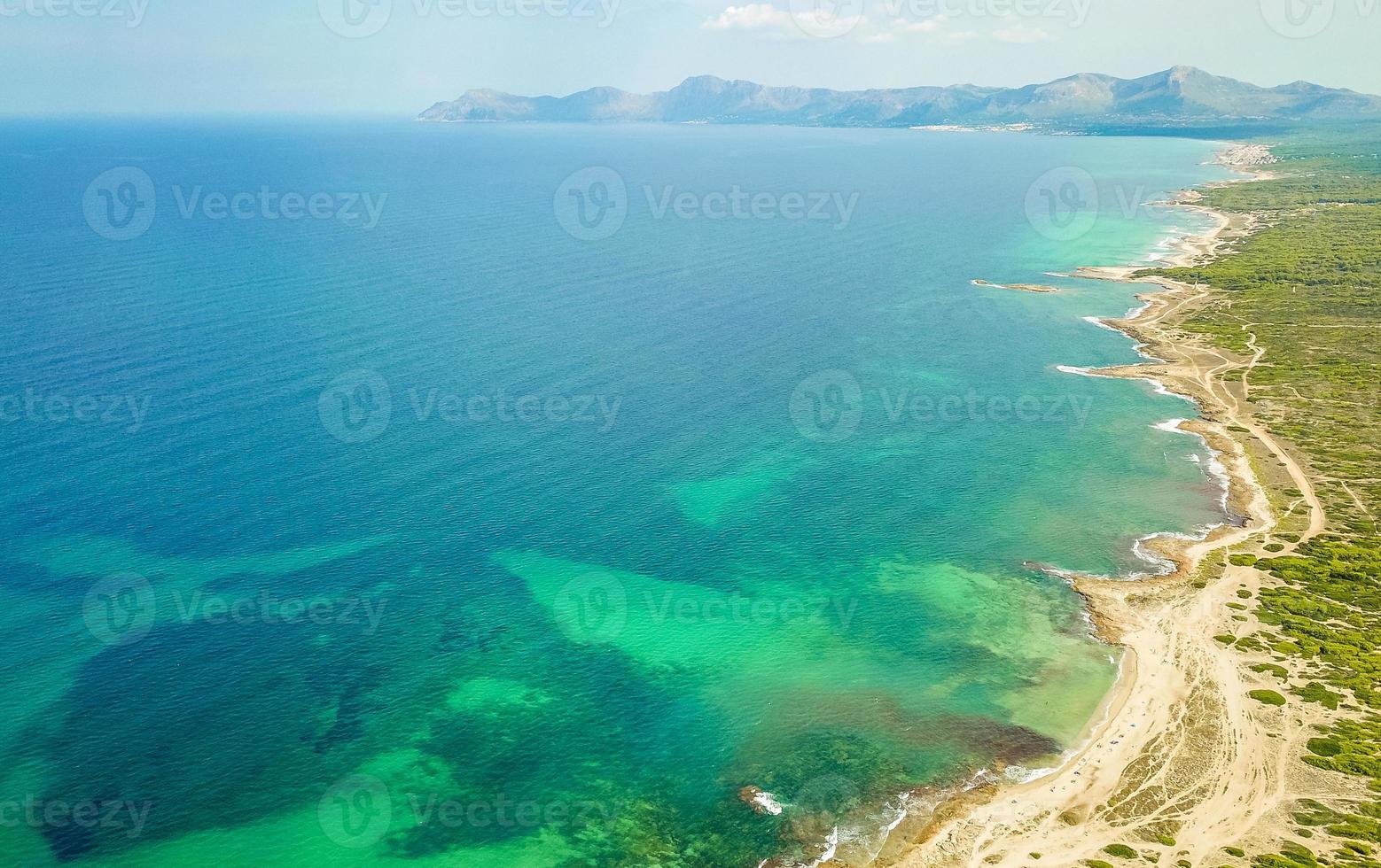 schöne küste strand drohne landschaft panorama kann picafort mallorca spanien. foto