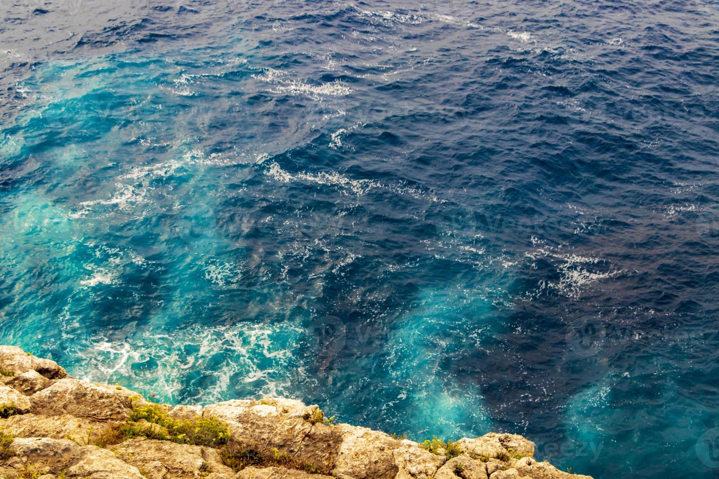 Buchtfelsen und türkisfarbenes Wasser von Cala Figuera Mallorca Spanien. foto