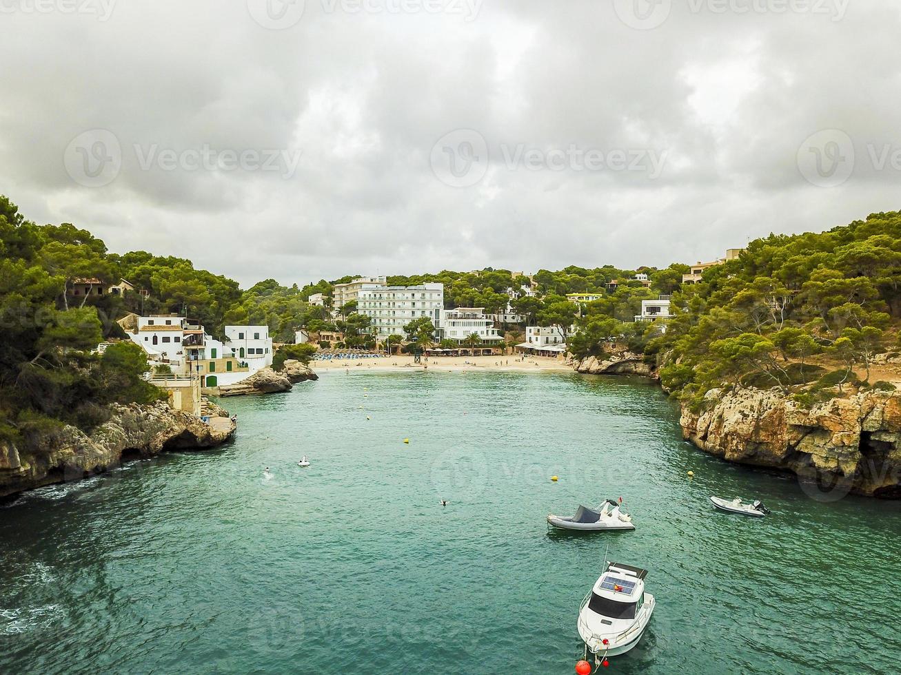 panorama-drohnenaufnahme der bucht von cala santanyi mallorca, spanien. foto