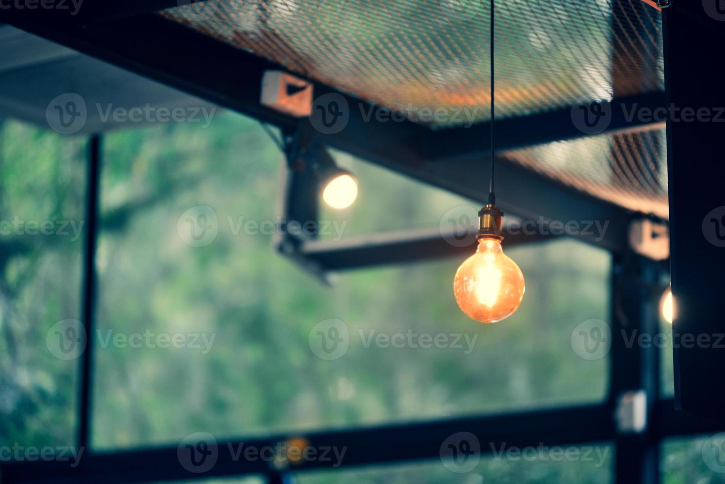 Dekorative Lampen im Café geben ein warmes Gefühl. Dekorationsideen für Cafés foto