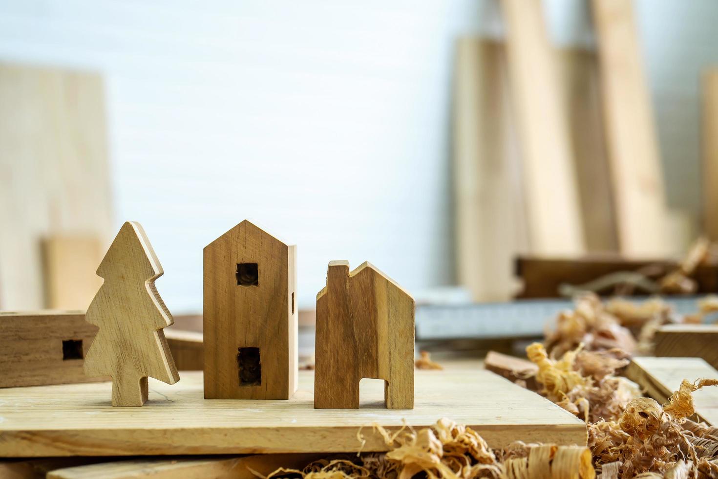 diy-projekt zu hause konzept, haus aus holz mit handwerklichen werkzeugen auf der werkbank. tisch für die herstellung von handgefertigten holzarbeiten im zimmermannshaus. foto