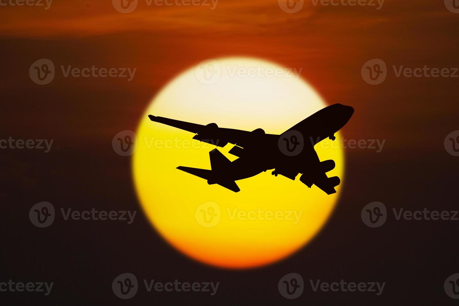 Silhouette des Flugzeugs auf Sonnenuntergang foto