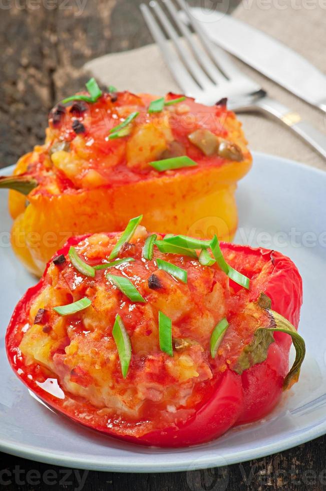 Paprika gefüllt mit Kartoffeln und Chorizo foto