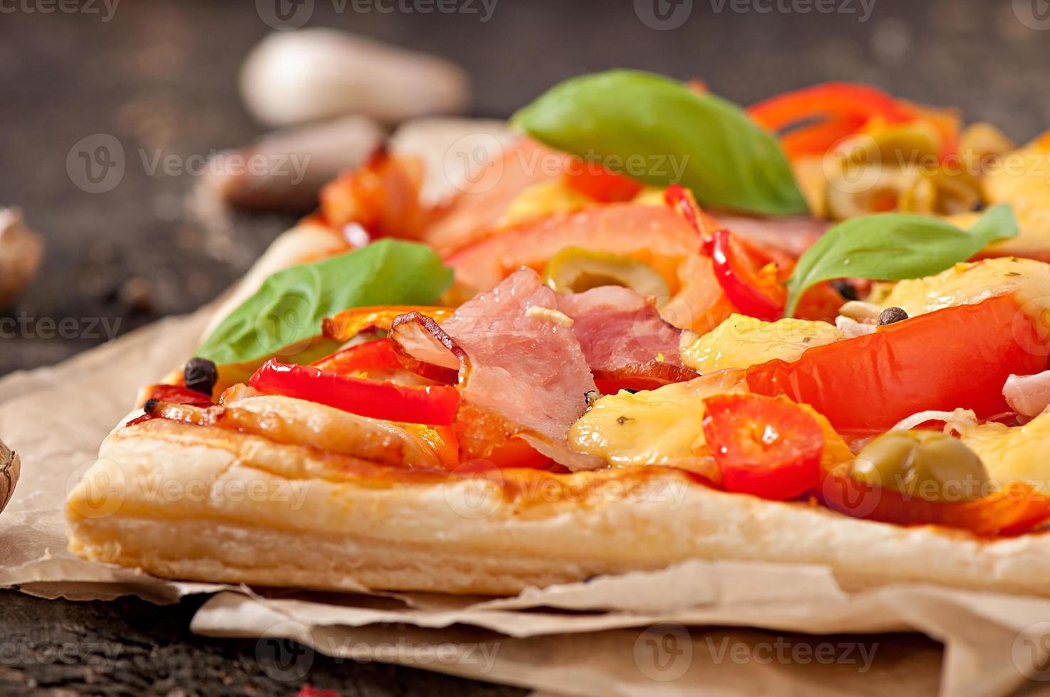 Pizza mit Schinken, Paprika und Oliven foto