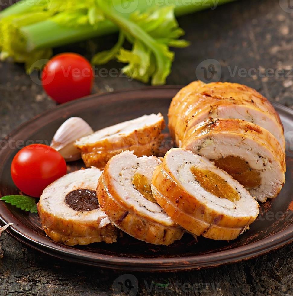 Hähnchenbrötchen mit Pflaumen und getrockneten Aprikosen foto