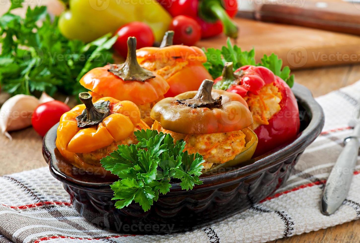 Gefüllte Paprika Hackhähnchen mit Karotten mit Tomatensauce foto