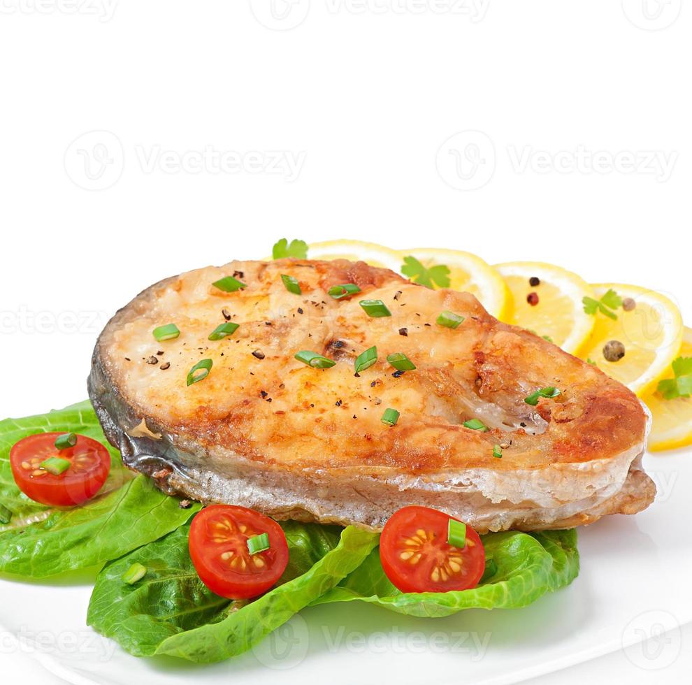 Fischgericht - gebratenes Fischfilet mit Gemüse auf weißem Hintergrund foto