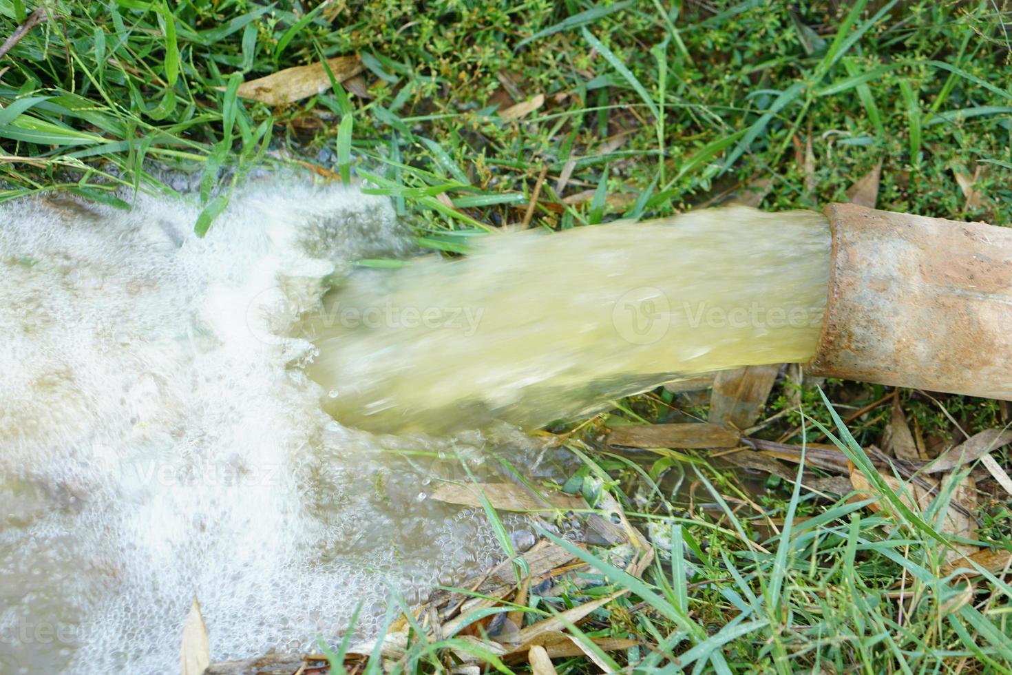 Wasser fließt aus den Rohren in die Felder. foto