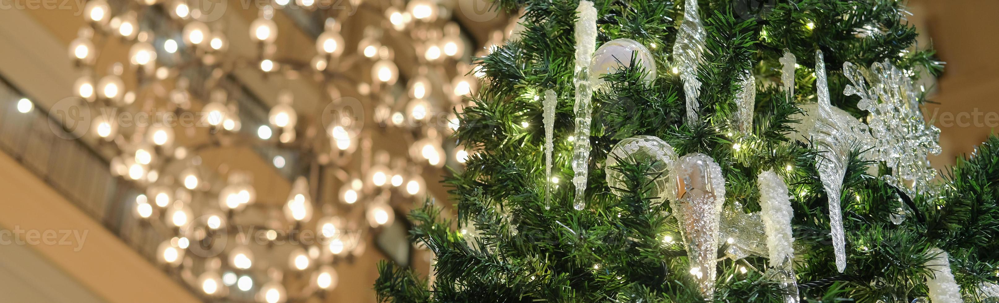 weihnachtsbaum festliche dekoration innengebäude auf unschärfelicht. Verwendung für Feiern, Banner oder Social-Media-Cover. selektiver Fokus. foto