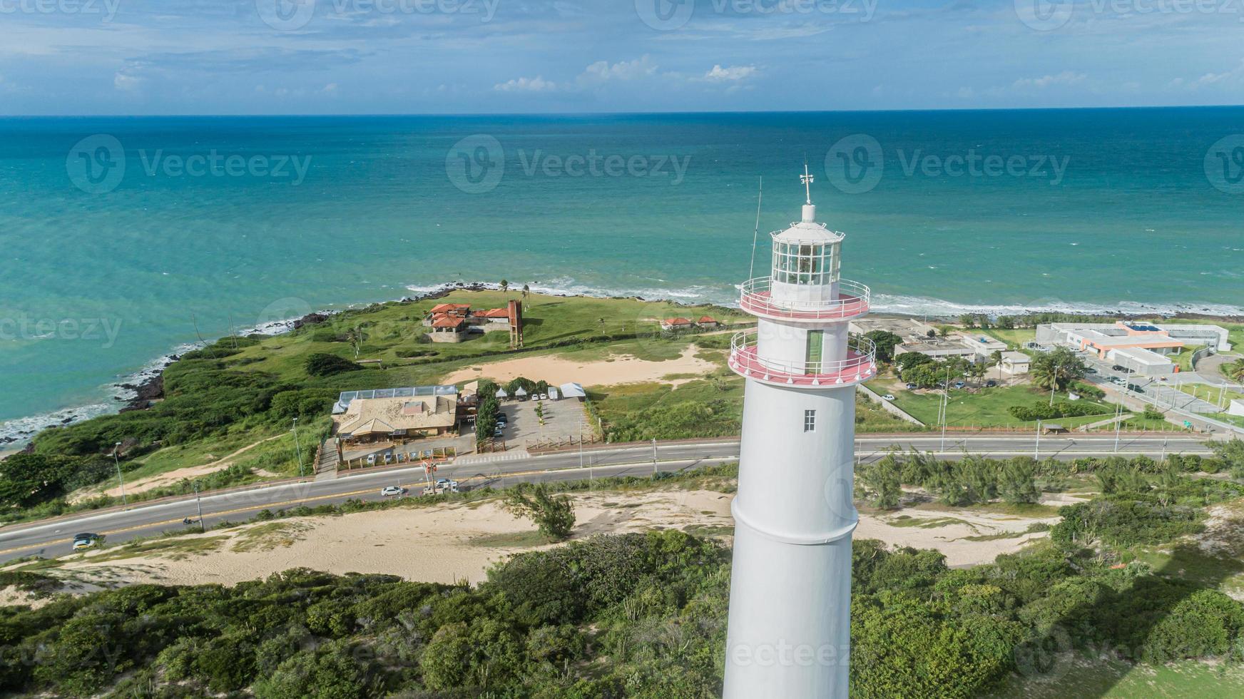 Niedrigwinkelansicht des Leuchtturms an der Spitze der grünen Düne in Natal, Brasilien foto