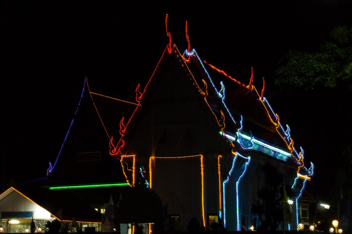 bunte lichter buddhistische kirche foto