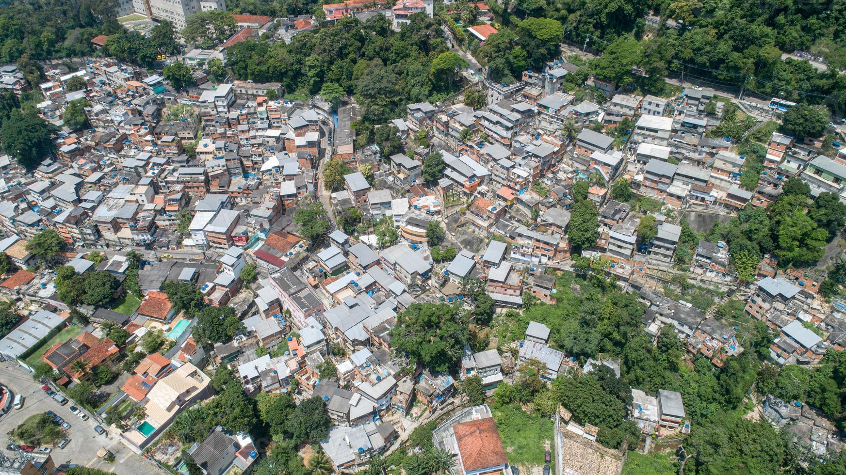 favela, brasilianischer slum auf einem hügel in rio de janeiro foto