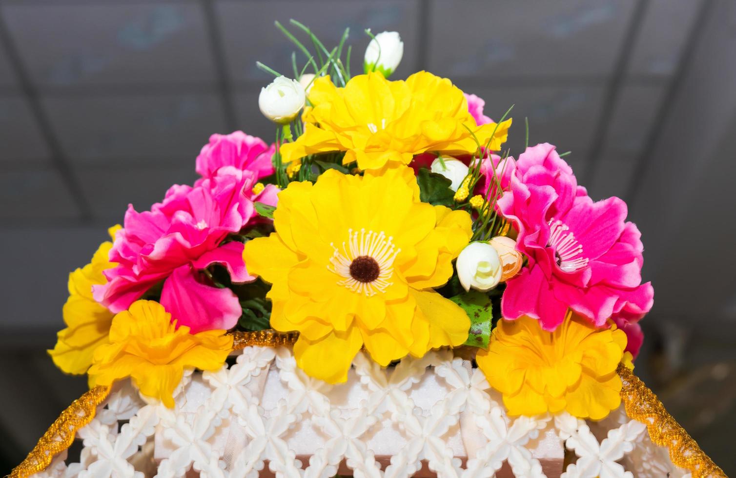 Strauß Kunstblumen in rosa gelb. foto