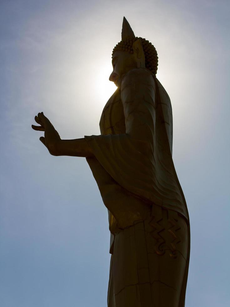 Silhouette stehender Buddha. foto