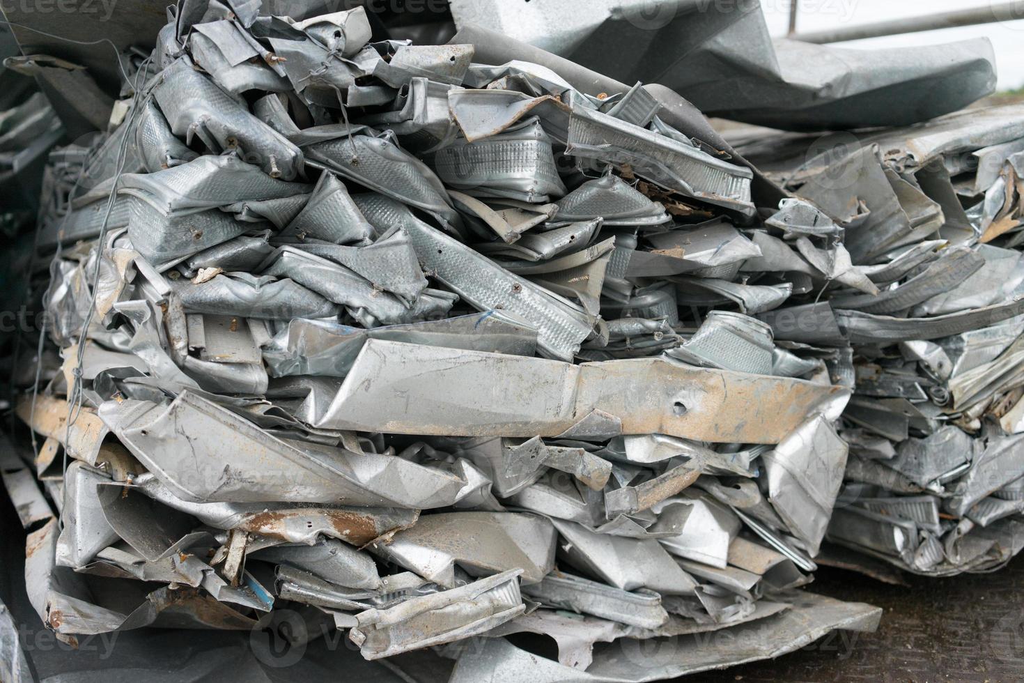 Aluminiumabfälle zur Wiederverwertung vorbereiten foto