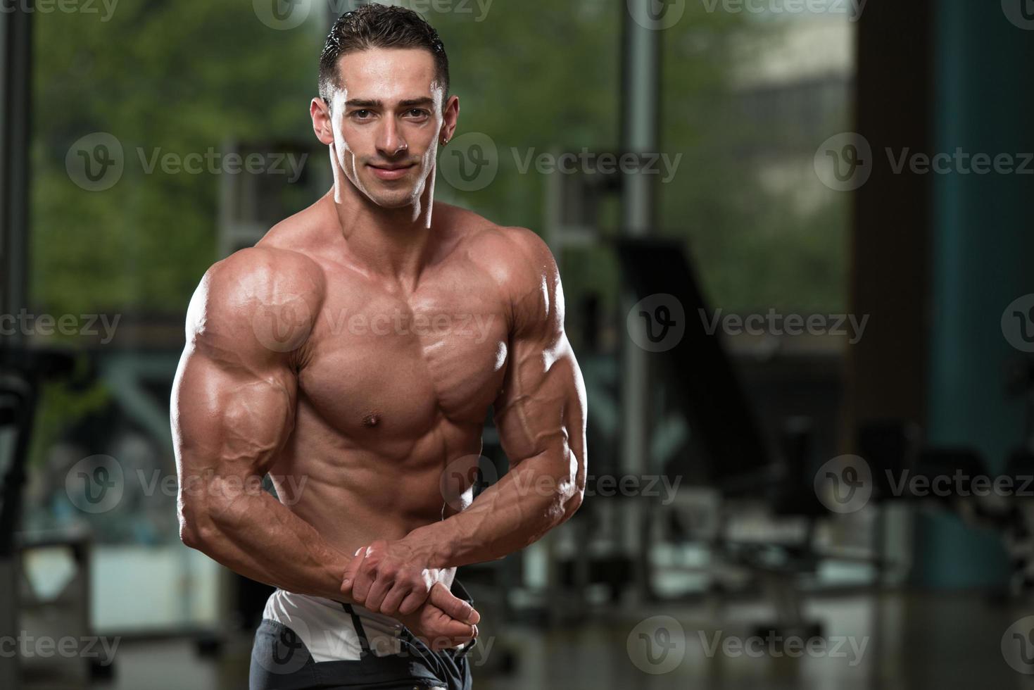 muskulöse Männer, die Muskeln spielen lassen foto
