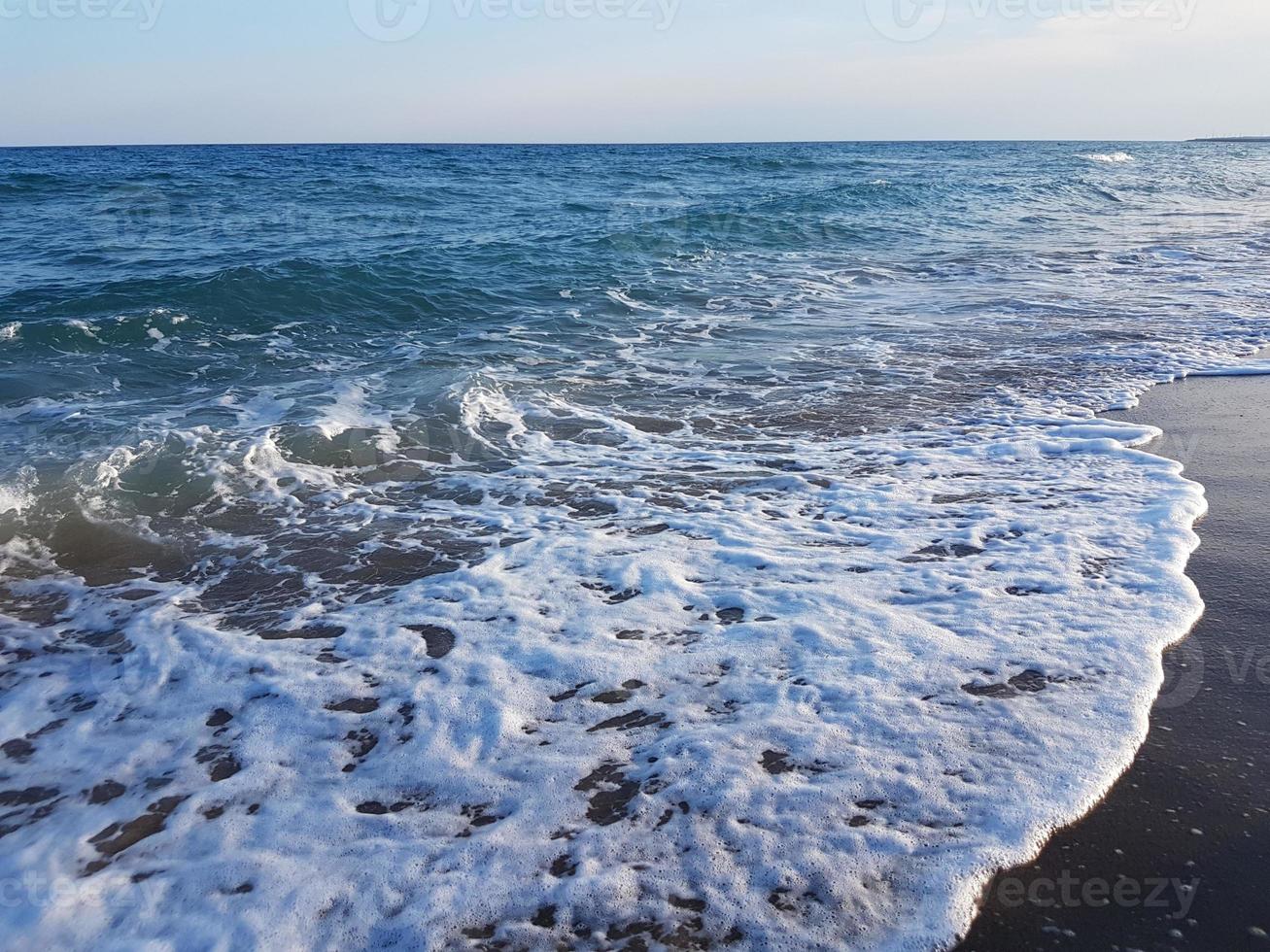 Meereslandschaft eines Mittelmeerstrandes foto