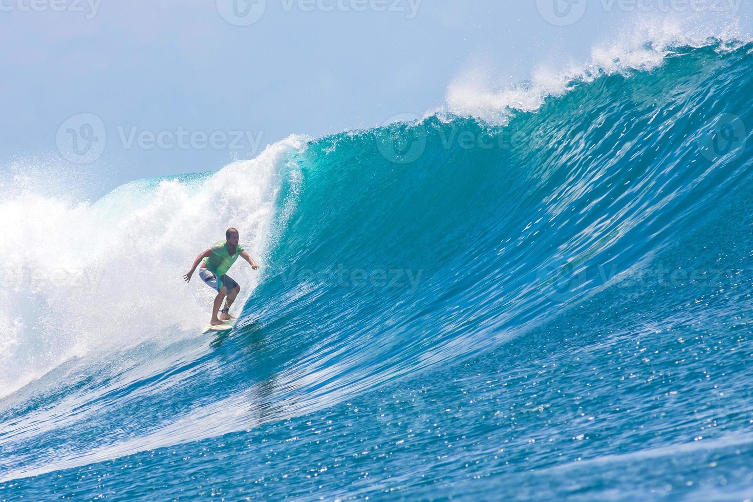 eine Welle surfen. foto