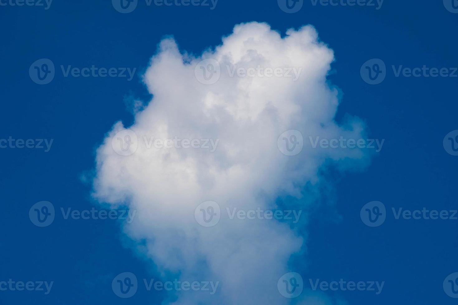 Wolke und blauer Himmelshintergrund. foto