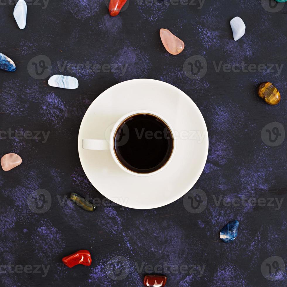 Tasse Kaffee auf dunklem Hintergrund. Ansicht von oben foto