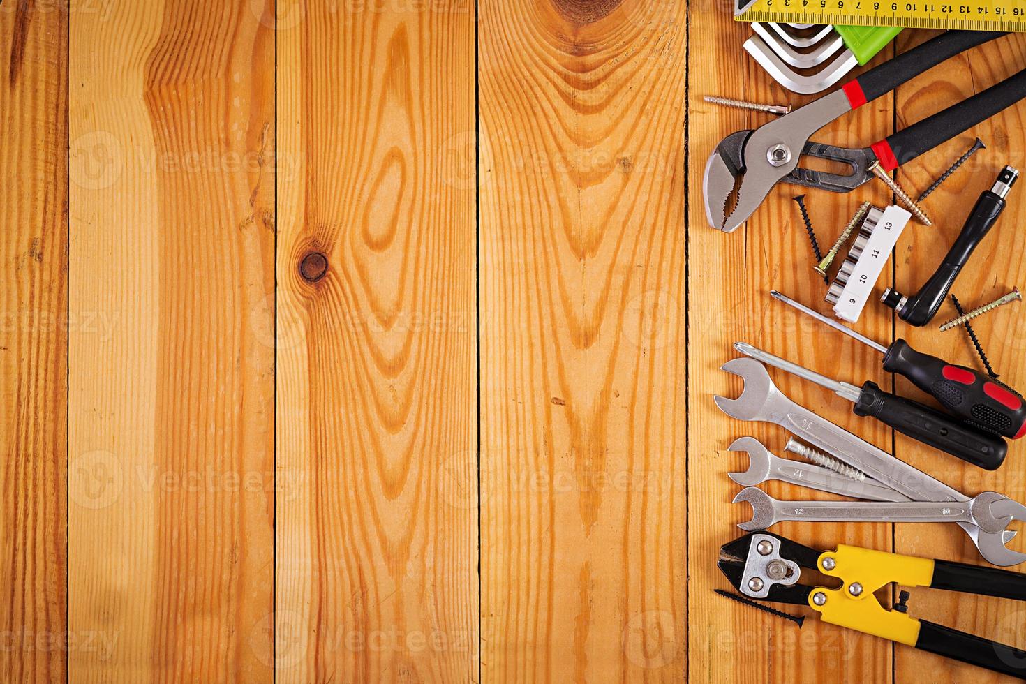 Arbeitswerkzeuge auf rustikalem Holzhintergrund. Ansicht von oben. Platz kopieren foto