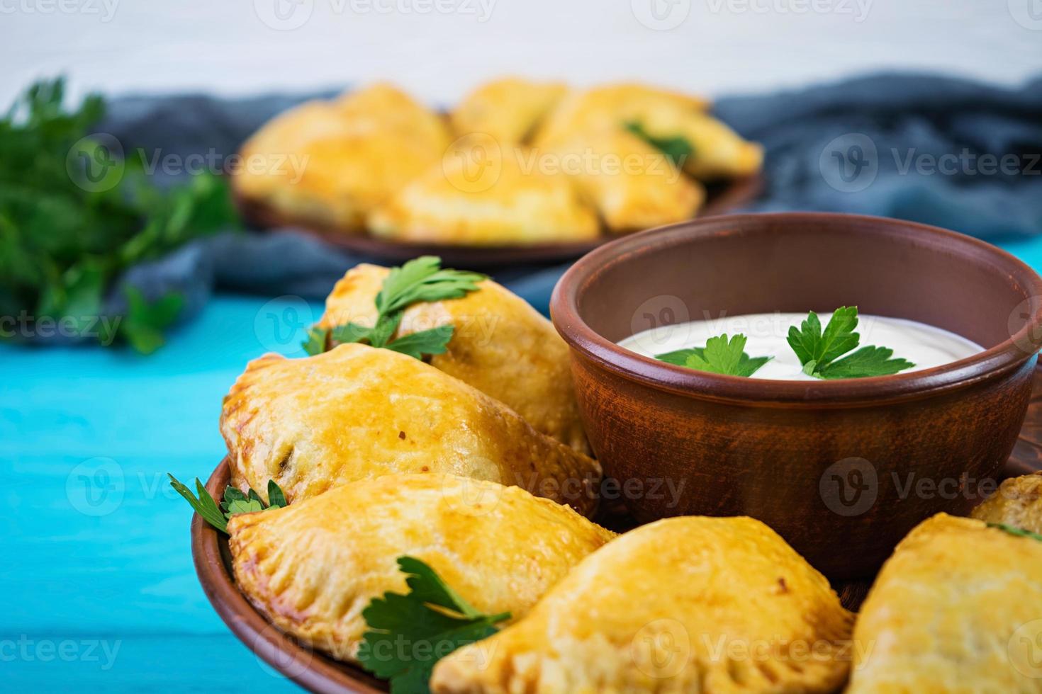 Köstliche gebackene Empanadas auf Holzhintergrund foto