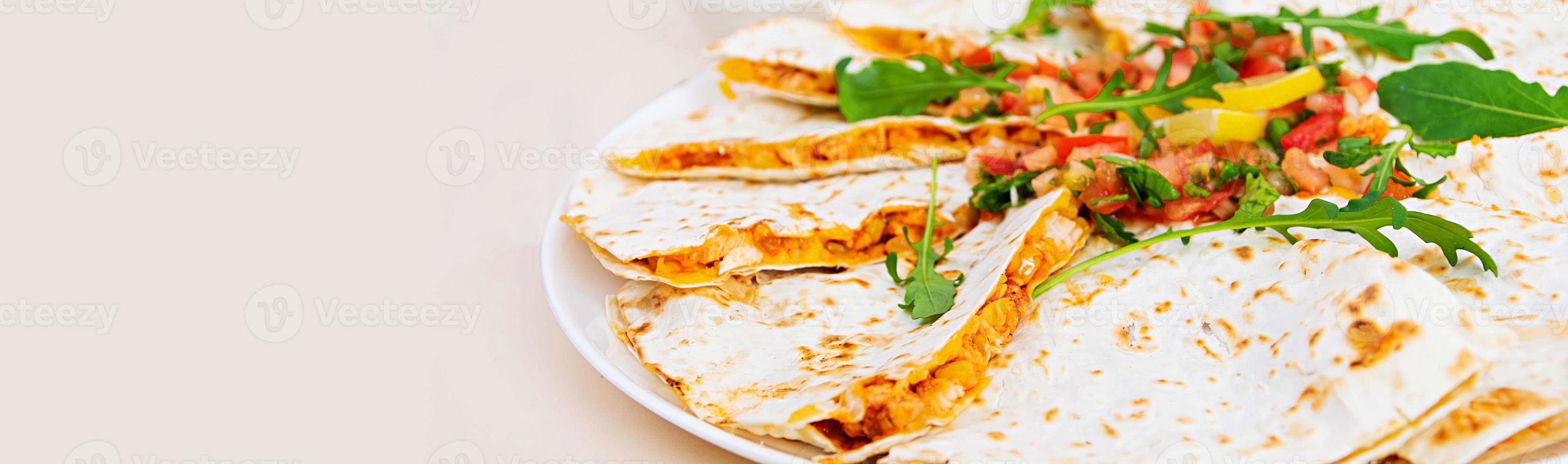 köstliche Quesadilla mit Huhn, Mais und Salsa. Banner. foto