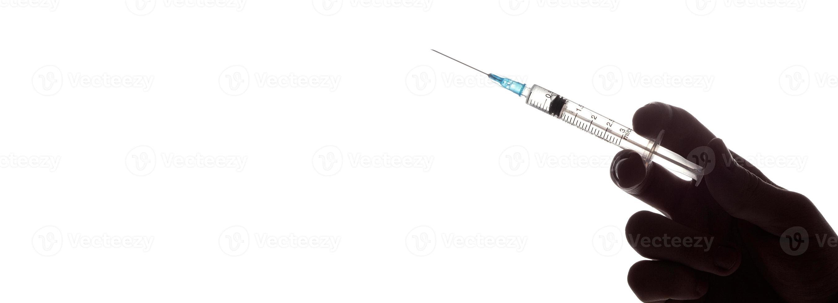 Hand mit Spritze mit Impfstoff gegen Corona-Virus. foto