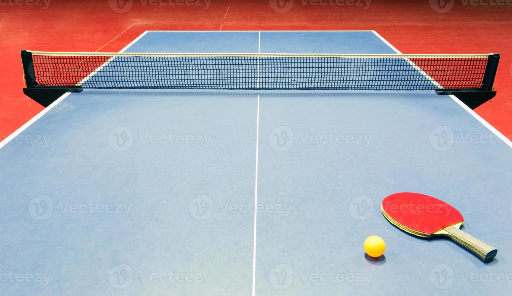 Tischtennisausrüstung - Schläger, Ball und Netz foto