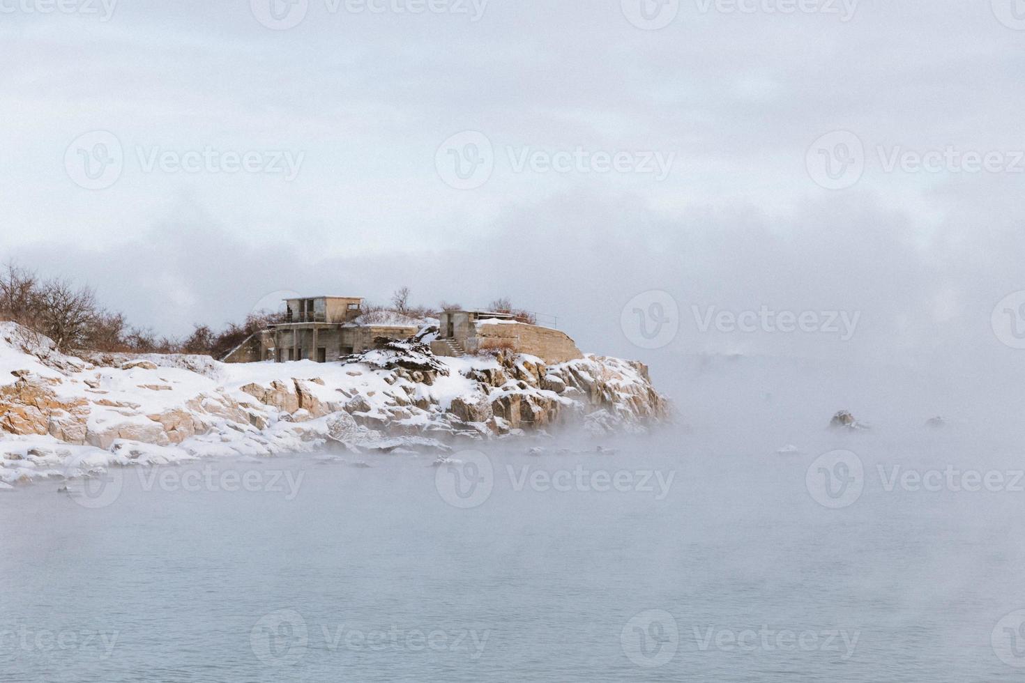 schneebedeckte Bergspitze und Nebel foto